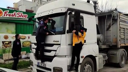BURSA - Park halindeki tırda bulunan battaniyeler ekipleri alarma geçirdi
