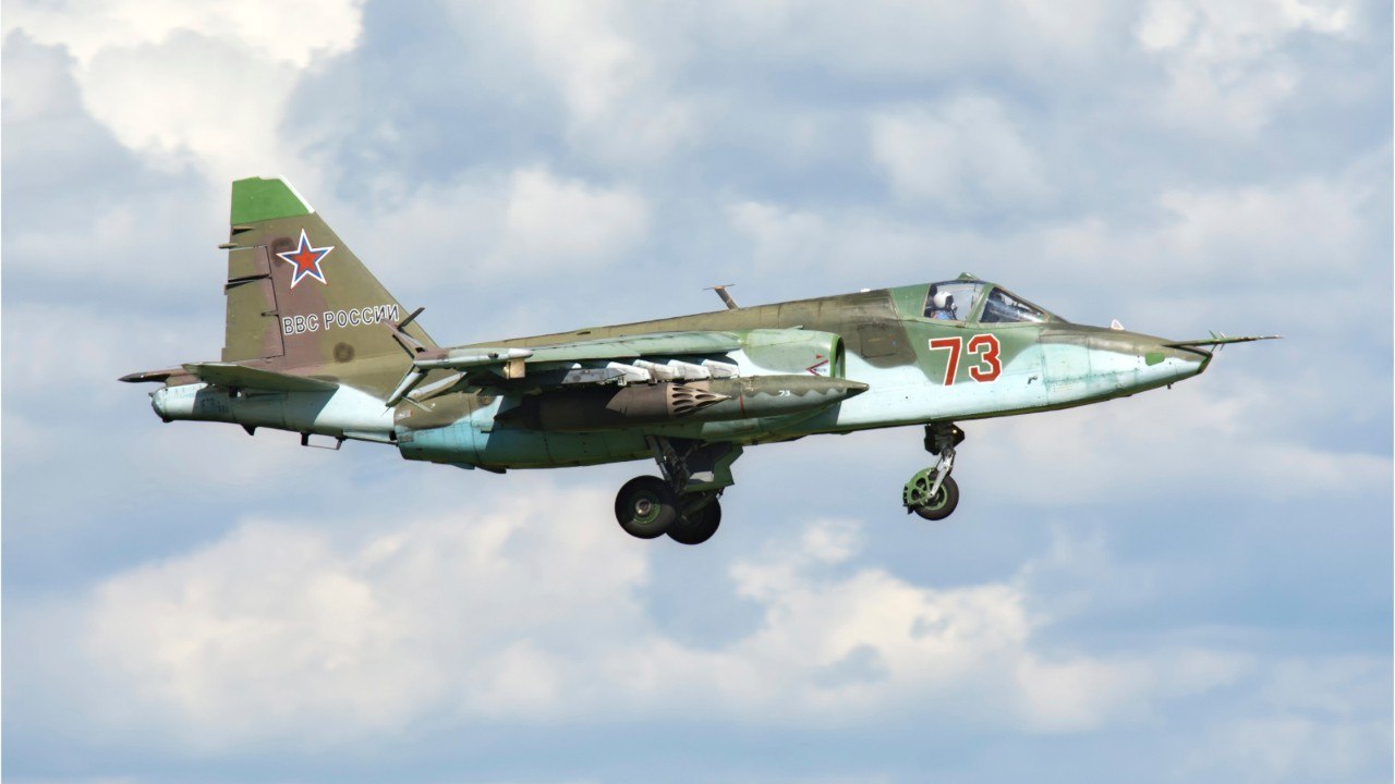 Vidéo : un avion d’attaque russe se fait toucher par un missile mais réussit à atterrir