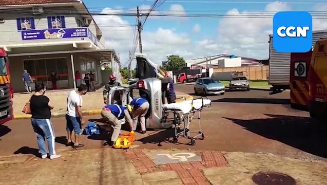 Ford Ka tomba após colisão com 'utilitário' no Bairro Santo Onofre; Duas crianças ficam feridas
