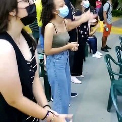 Após sonhar que dançava com Jesus, jovem paralítica é curada em culto