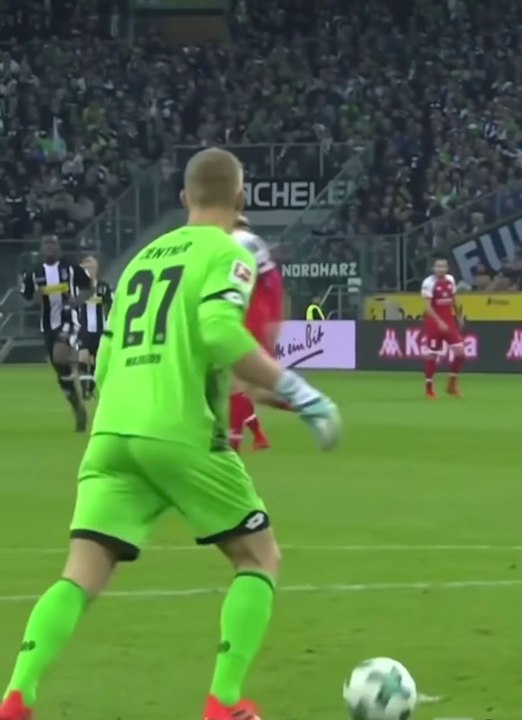 Un gardien de foot confond le ballon de foot avec le rond du point de pénalty