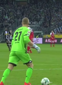 Un gardien de foot confond le ballon de foot avec le rond du point de pénalty