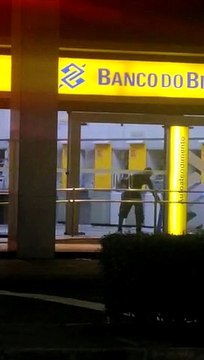 Homem é preso após vandalizar agência bancária em Vitória