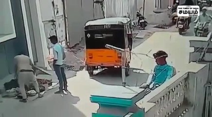 மூதாட்டியிடம் பணப்பையை திருடிச் செல்லும் இளசுகள்; வைரல் காட்சிகள்!