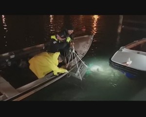 Pengemudi Gondola bersih Terusan Grand Canal di Venice