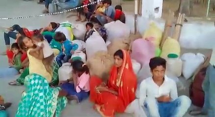 कार्य के बदले भुगतान नहीं देने पर मजदूरों ने कलक्ट्रेट में डाला डेरा