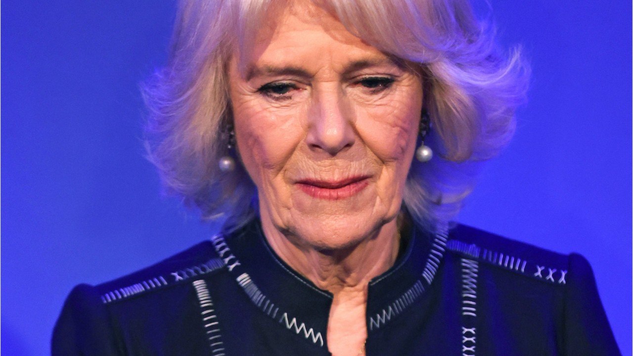 VOICI : Camilla Parker Bowles souffrante : l'épouse du prince Charles obligée d'annuler un événement officiel