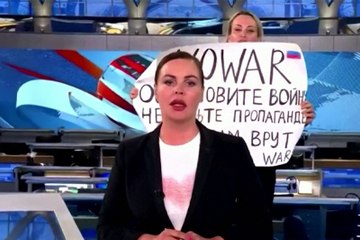 روسية تقاطع نشرة أخبار بعبارة "لا للحرب"