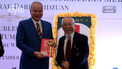 #AWANIByte: Sultan Perak mencemar duli melancarkan "Trying Troubled Times Amid Trauma & Tumult" hasil karya Tan Sri Lin See Yan
