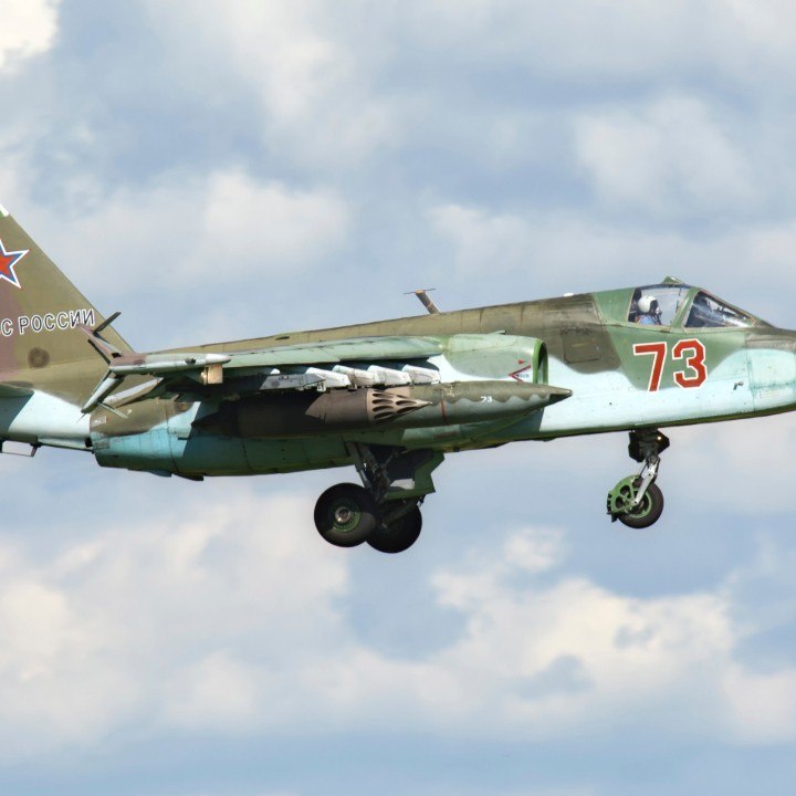 Vidéo : un avion d’attaque russe se fait toucher par un missile mais réussit à atterrir (1)