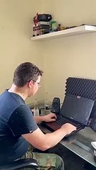 Un homme se rend compte trop tard qu'il a oublié de fermer le robinet