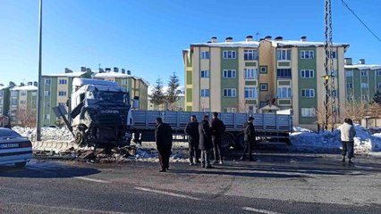 Tatvan'da tırlar çarpıştı: 1 yaralı