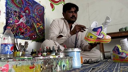 فن تلوين الشاحنات الباكستاني ينتقل إلى الأحذية الرياضية