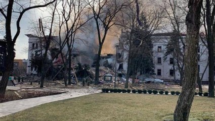 Son Dakika! Rus savaş uçakları, Mariupol şehrinde yüzlerce sivilin saklandığı tiyatro binasını bombaladı