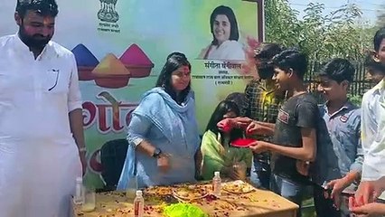 छात्रावास के बच्चों संग खेली होली।