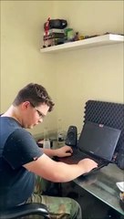 Il se rend compte un peu tard qu'il a oublié de fermer le robinet