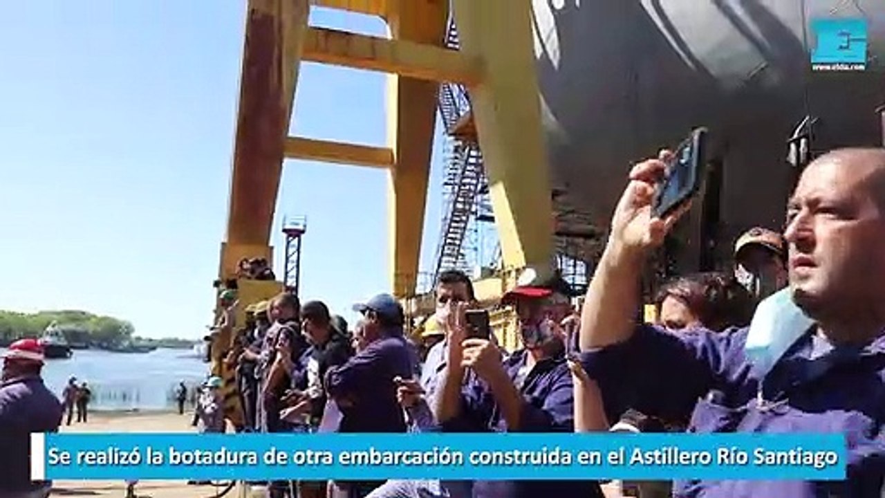 Se realizó la botadura de otra embarcación cons...
