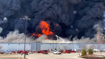 Incendio en un centro de distribución de Walmart
