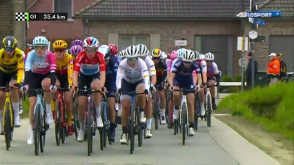 Elle roule avec une pédale cassée pendant quelques mètres