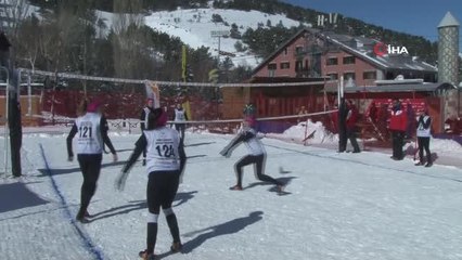 Kar üstünde voleybol nefesleri kesiyor