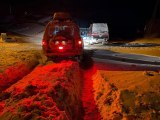 Yolu kapalı mezradaki hasta, 6 saatlik çalışmayla hastaneye ulaştırıldı