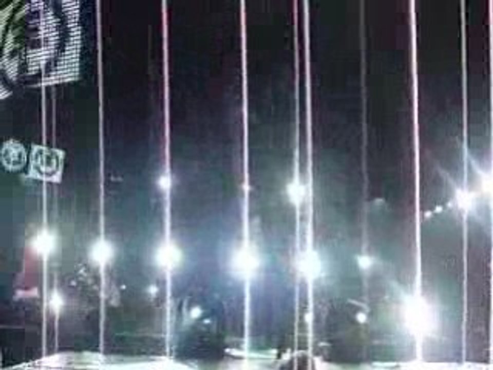 Tokio Hotel Esch 7.03.08 Georg lance sa serviette