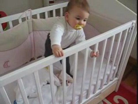 Lise debout pour la premiere fois