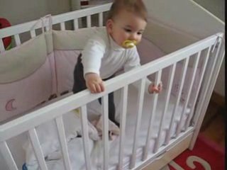 Lise debout pour la premiere fois