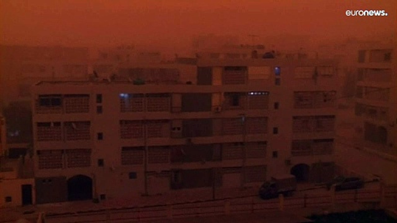 El cielo de Argelia se cubre por la nube de polvo del desierto del Sáhara
