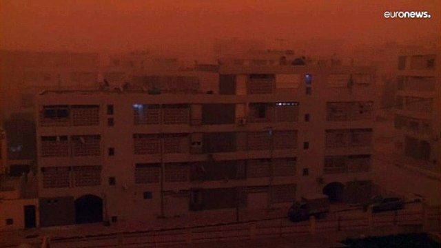 El cielo de Argelia se cubre por la nube de polvo del desierto del Sáhara