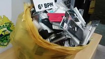 225 capinhas de celular encontradas em via pública são levadas para a delegacia