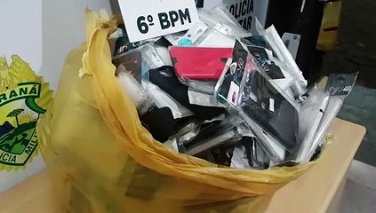 Télécharger la video: 225 capinhas de celular encontradas em via pública são levadas para a delegacia