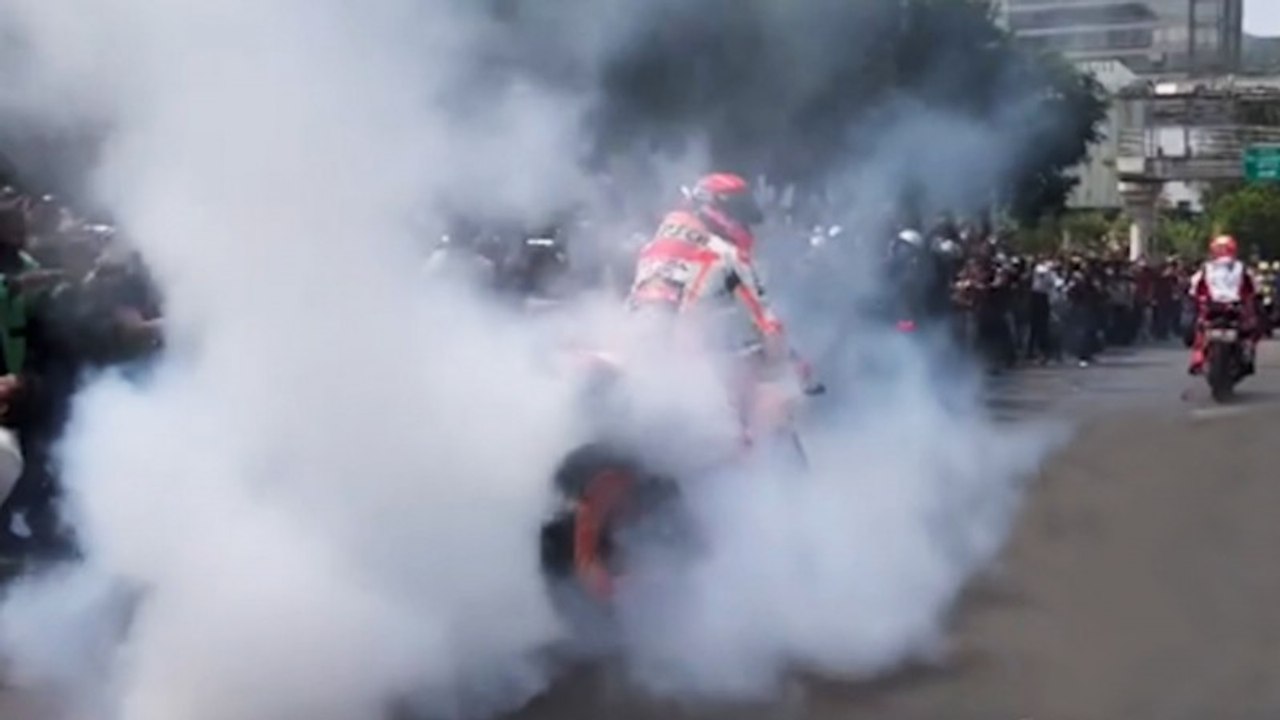 Aksi Burnout Marc Marquez saat Parade Pembalap MotoGP di Jakarta