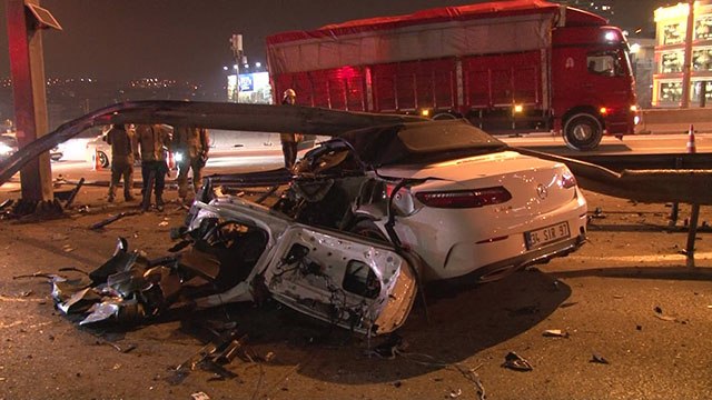 D100 Karayolunda feci kaza: Araç bariyerlere girdi