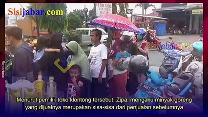Rela Antri Demi Dapatkan Minyak Goreng, Emak-emak Berdiri Hingga Berjam-jam di Purwakarta