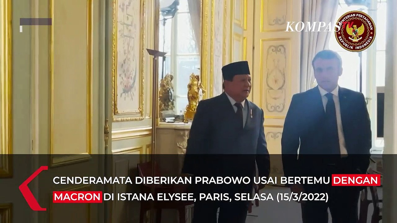 Momen Prabowo Subianto Berikan Keris Bali dan Buku pada Presiden Prancis Macron