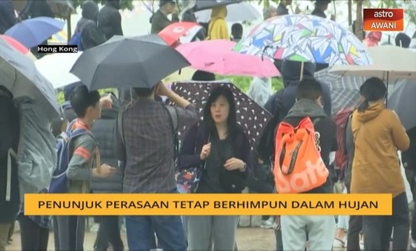 Penunjuk perasaan tetap berhimpun dalam hujan