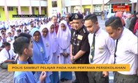 Polis sambut pelajar pada hari pertama persekolahan