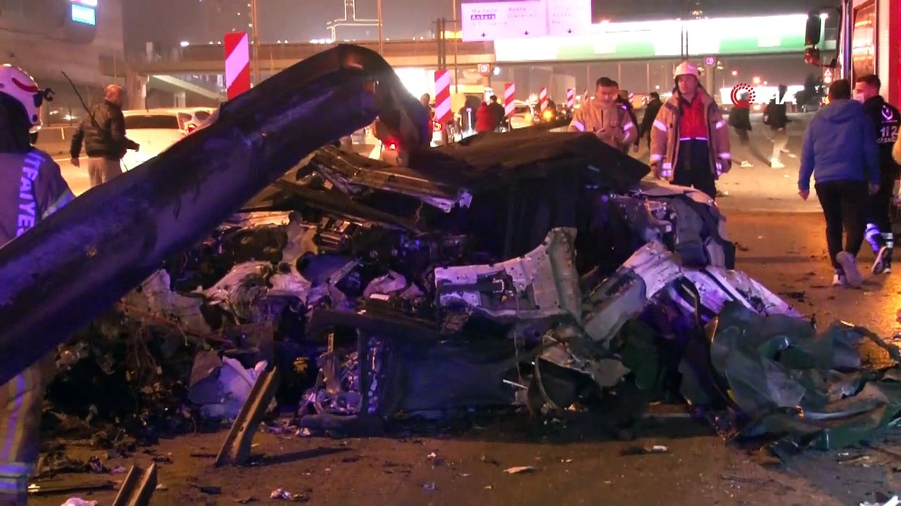 Karayolunda feci kaza: Araç bariyerlere girdi, sürücü camdan fırlayarak havada takla attı