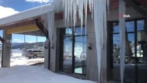 Soğuk havanın etkili olduğu Kars'ta 4 metrelik buz sarkıtları oluştu