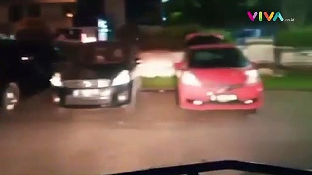 Mobil Mewah Halangi Ambulans yang Bawa Pasien Lahiran