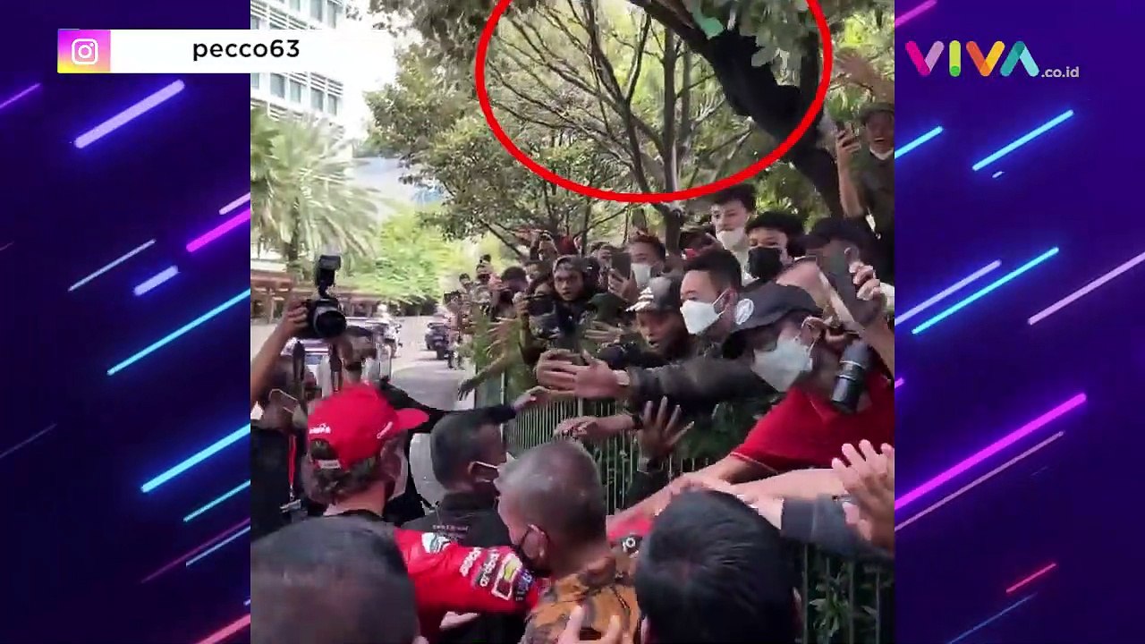 Dikejar Pengawal, Pembalap MotoGP Nekat Lari Demi Sapa Fans