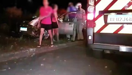 Homem de 43 anos é socorrido pelo Siate após colidir Palio contra árvore no Bairro Universitário
