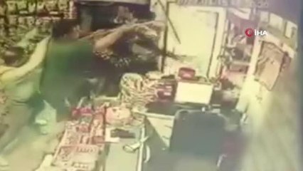 Kargo ücretini ödemek istemedi bıçaklandı... Kargocuların bıçaklı saldırı anı kamerada