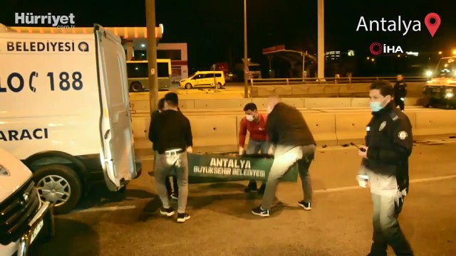 Yön levhasına çarpan otomobildeki 3 kişi hayatını kaybetti