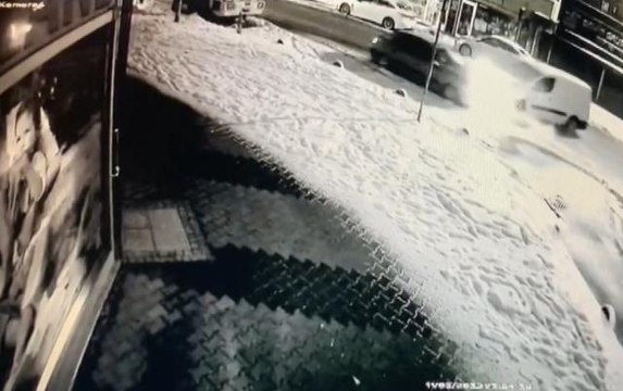 Hafif ticari araç, otomobil ile kafa kafaya çarpıştı: 7 yaralı