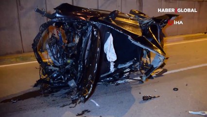 Antalya'da yön levhasına çarpan otomobildeki üç genç feci şekilde can verdi
