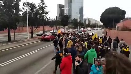 Docentes cortan el tráfico en la ronda Litoral