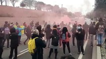 Decenas de manifestantes de la huelga de profesorado cortan la ronda Litoral de Barcelona