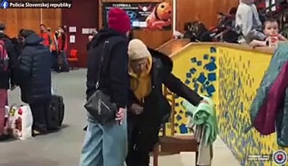 Menino de 11 anos que fugiu da Ucrânia sozinho reencontra a mãe